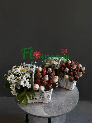 Лукошко цветы и клубника